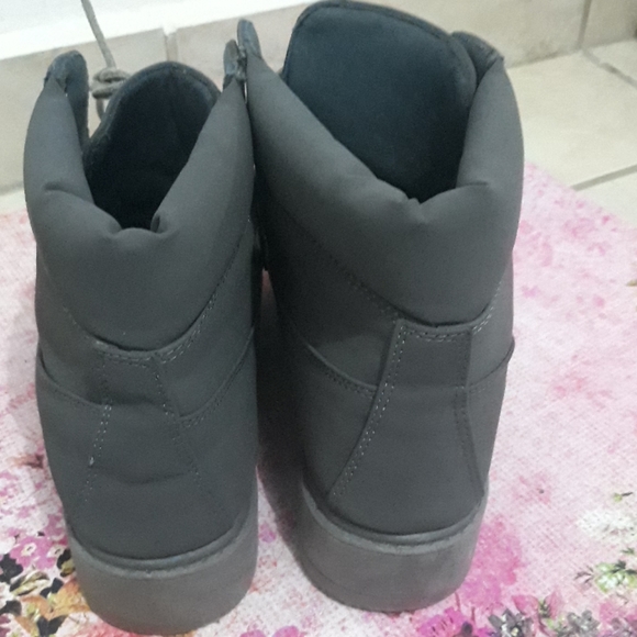 Boots - Picture 3 of 4